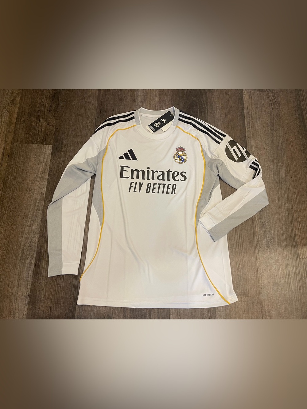 Adidas Real Madrid 25/26 Long Sleeve Home Jersey.
- Size XL Men.